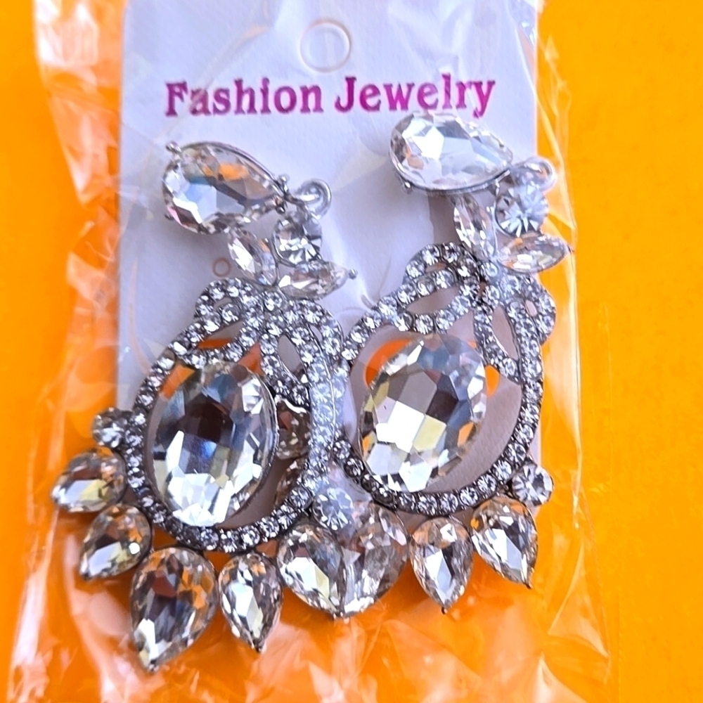 NWOT Crystal Cutout Zinc Alloy Cosplay Costume Earrings Clear/White Stones
